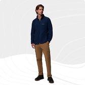 Man in navyblauwe fleece jas en bruine cargobroek.