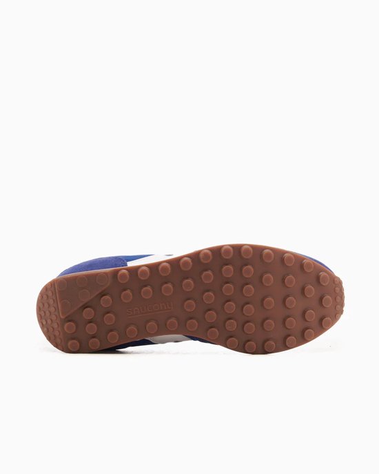 Onderkant van een blauwe Saucony sneaker met een bruine rubberen zool met noppen.