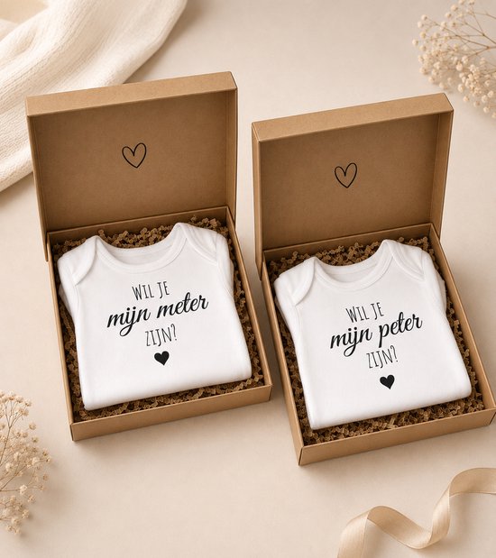 Twee witte babyrompertjes met tekst. Links 'WIL JE MIJN METER ZIJN?' en rechts 'WIL JE MIJN PETER ZIJN?'. Beide met een hartje.