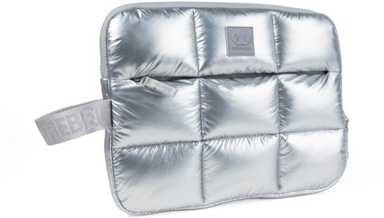 Housse d'ordinateur portable argentée et matelassée avec fermeture éclair, étiquette et poignée.