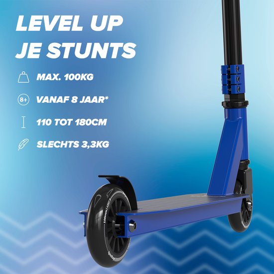 Blauwe stuntstep met zwarte handvatten. Max 100kg, vanaf 8 jaar, 110-180cm, slechts 3,3kg.