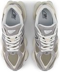 Bovenkant van grijze New Balance 9060 sneakers met witte veters en beige mesh.