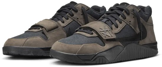 Voorkant van een paar Jordan Jumpman Jack TR 'Travis Scott Dark Mocha' sneakers in donkerbruin en zwart, met zwarte veters en een klittenbandband.
