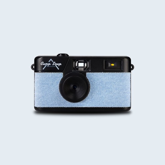 Zwarte Campsnap camera met denim voorpaneel en 'Camp Snap' logo.