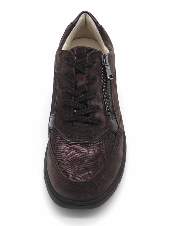 Vooraanzicht van bruine suède veterschoen met rits en metallic accenten.