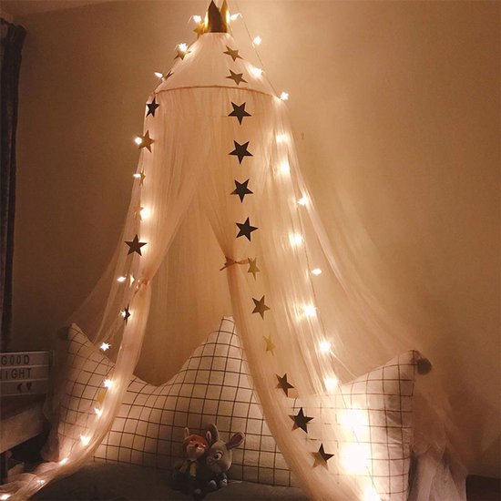 Moustiquaire blanche avec étoiles et petites lumières, sur un lit avec un coussin à carreaux et deux petits renards.