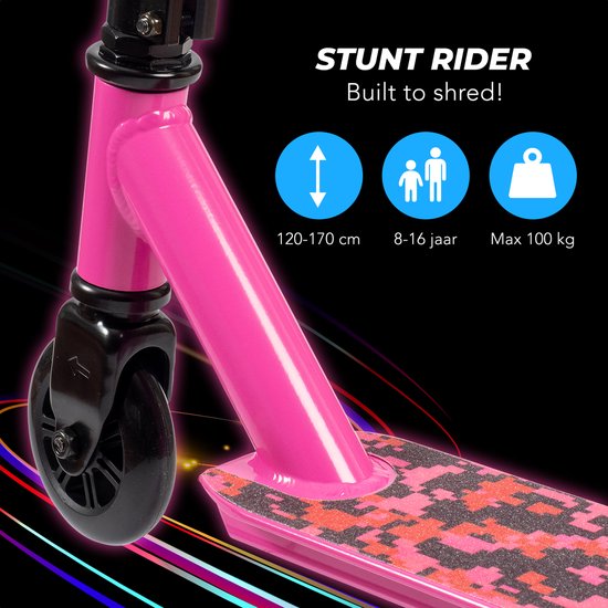 Roze stuntstep met een camo-print deck in roze, oranje en zwart. Iconen geven aan: hoogte 120-170 cm, leeftijd 8-16 jaar, max 100 kg.
