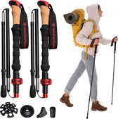 Een vrouw met een rugzak wandelt met twee rode en zwarte wandelstokken. Links liggen de stokken opgevouwen met accessoires.
