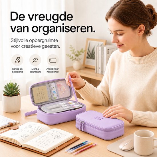 Vrouw bij een bureau met een open paars etui, gevuld met pennen en schriften, en een gesloten etui ernaast.