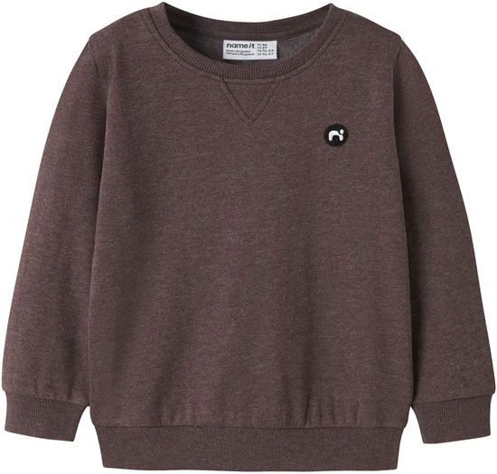 Bruine sweater met een ronde hals en een geborduurde patch op de borst.