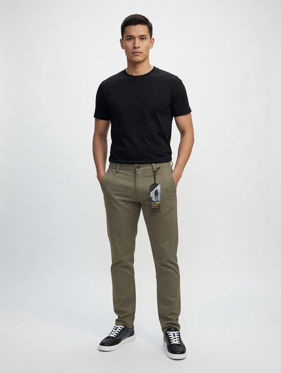 Man in zwart t-shirt en olijfgroene chino broek met een label.