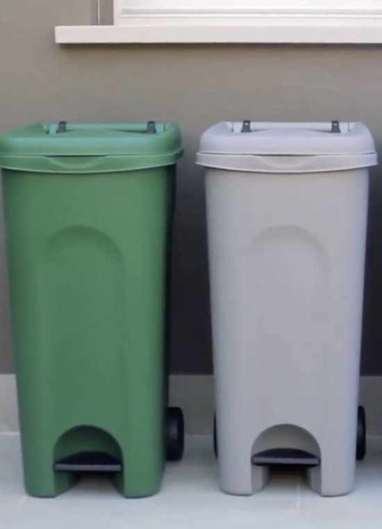 Groene en grijze vuilnisbakken met pedaal en wielen.