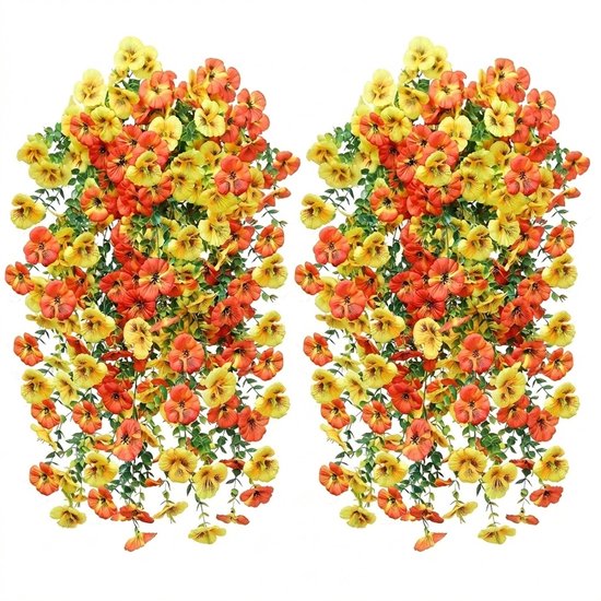 Twee volle, hangende kunstplanten met oranje en gele bloemen, op een witte achtergrond.
