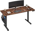 Verstelbaar bureau met donker verweerd houten blad, monitor, koptelefoon en een stoffen organizer.