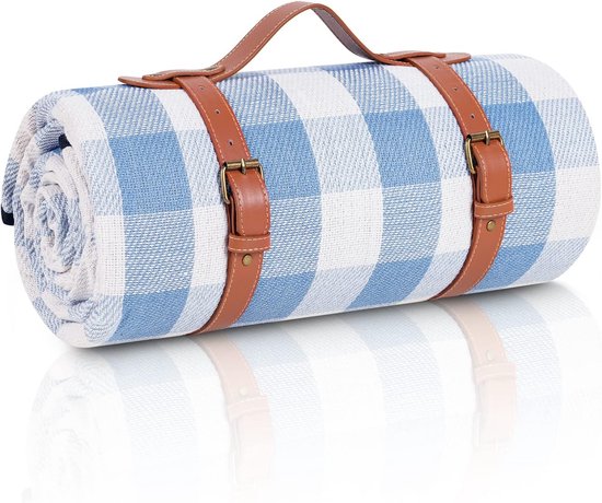 Couverture de pique-nique à carreaux bleu et blanc enroulée avec des sangles et une poignée en cuir marron.