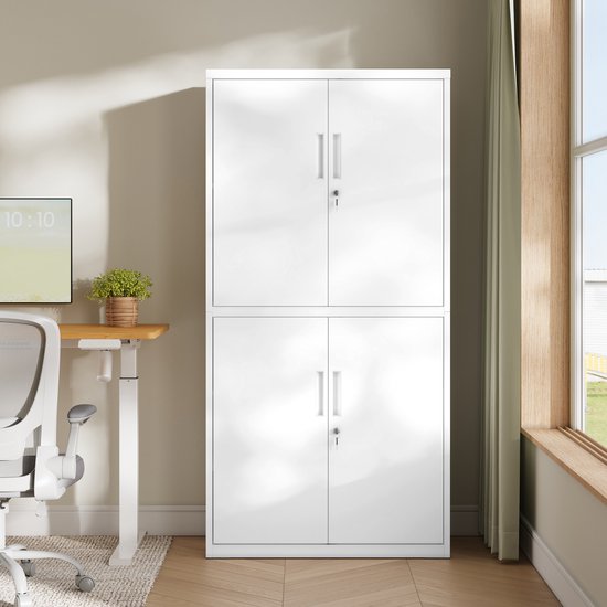 Witte metalen archiefkast in een kantooromgeving, met een bureau en stoel ernaast, en een raam met gordijn.
