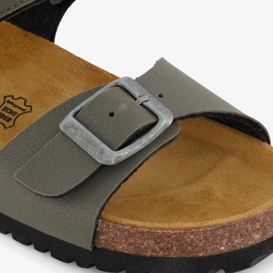 Detail van gesp op groene sandal met kurken binnenzool.