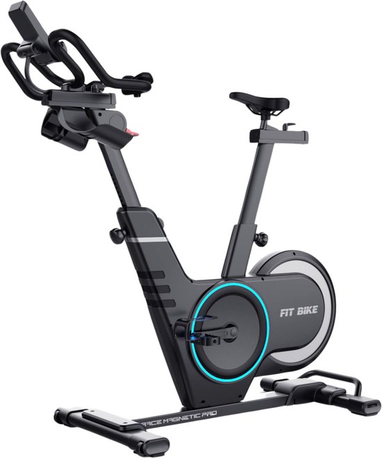 Zwarte Fit Bike Race Magnetic Pro spinfiets met blauwe accenten op het vliegwiel, gefotografeerd in een studio.