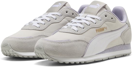Paar lichtgrijze Puma sneakers met witte streep en paarse voering.