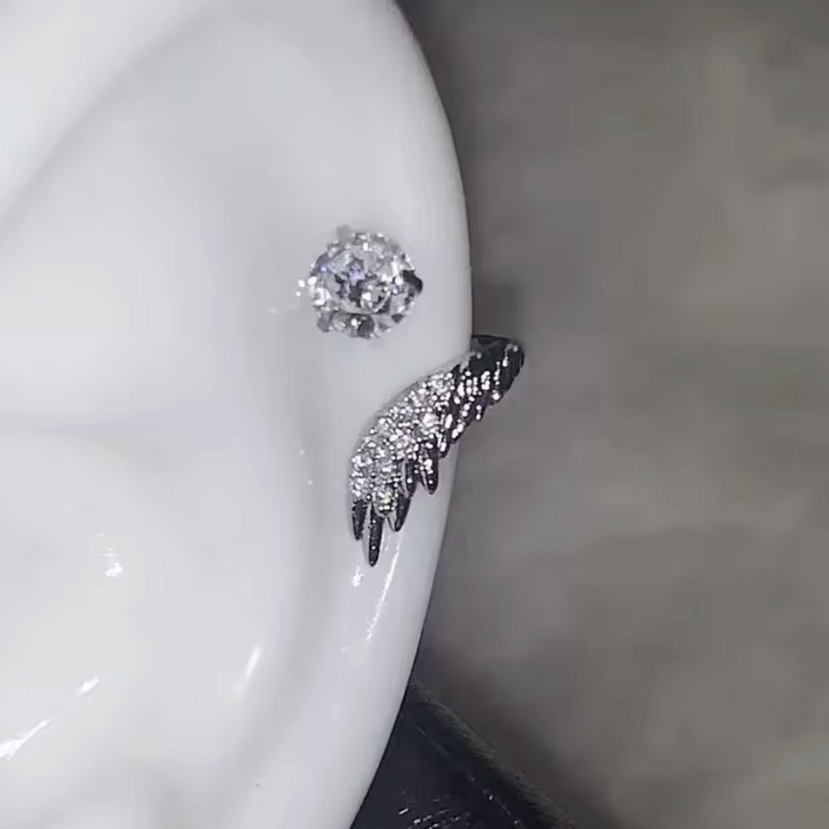 Maevi® Piercing voor Oor - Kleur: Zilver - Formaat: 12 x 6 MM - Oor: Links - Titanium - Tragus / Kraakbeen / Helix / Conch - Oorpiercing - Piercing Sieraad - Hoge Kwaliteit - Labret Piercing - Luxe Sieraad - Oorbellen