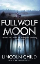 Boekcover: "Full Wolf Moon" van Lincoln Child, met een silhouet van een persoon in een mysterieus bos onder een volle maan.
