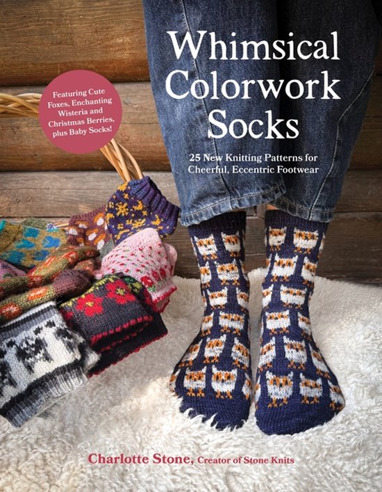 Chaussettes en tricot bleu marine avec des motifs de hiboux, à côté d'un panier de chaussettes tricotées colorées.