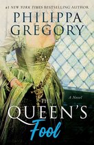 Boekhoes met een vrouw in een groene jurk met gouden versieringen, getiteld 'The Queen's Fool'.