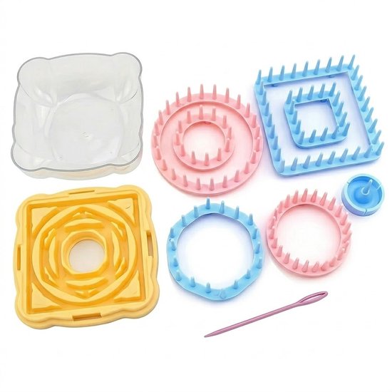 Een set breiringen in roze, blauw en geel, inclusief een opbergdoos, naald en haak. De ronde en vierkante ringen hebben pinnen.