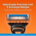 Close-up van een Ecotivity scheermesje met 5 scherpe mesjes en een oranje accent, voor een zijdezachte scheerervaring.