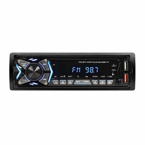 Une radio de voiture noire avec un écran et des boutons éclairés en bleu. Elle affiche 'FM 98.7'.