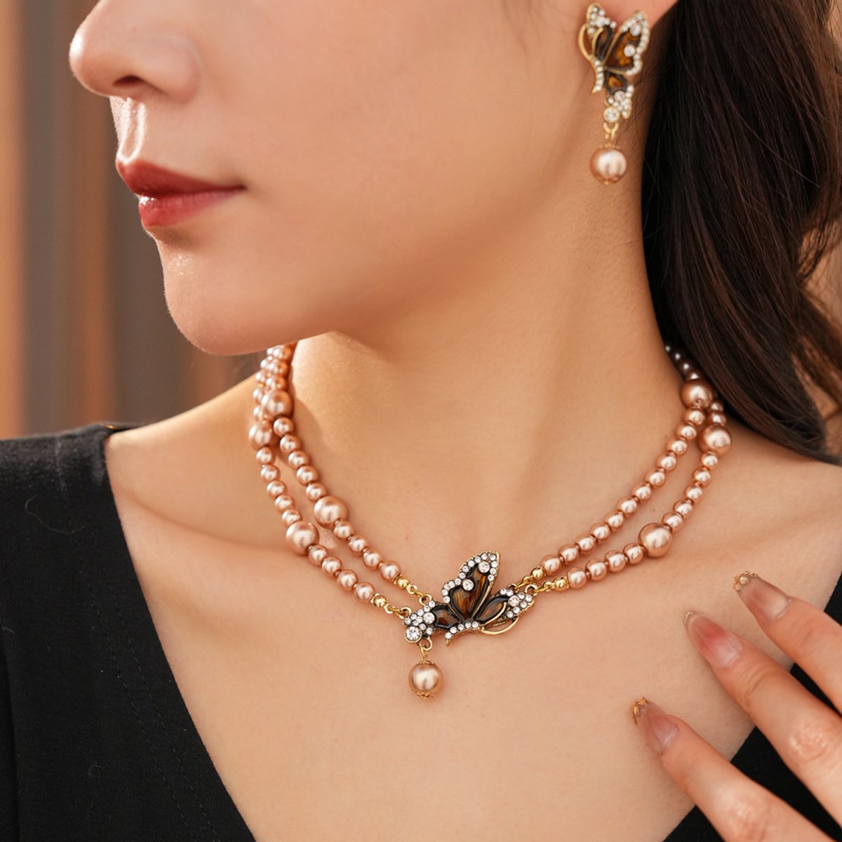 Sieradenset / Vintage ketting en oorbellen met dubbele laag parels en een met diamanten bezette vlinder