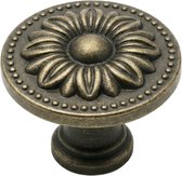 Bronzen kastknop met bloemenmotief en parelrand.