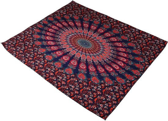 Donkerblauw wandkleed met een groot mandalapatroon in oranje, rood en groen, schuin gefotografeerd.