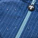 Close-up van blauwe regenjas met visgraatpatroon en waterdruppels, met lichtblauwe rits.