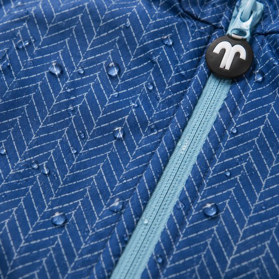 Close-up van blauwe regenjas met visgraatpatroon en waterdruppels, met lichtblauwe rits.