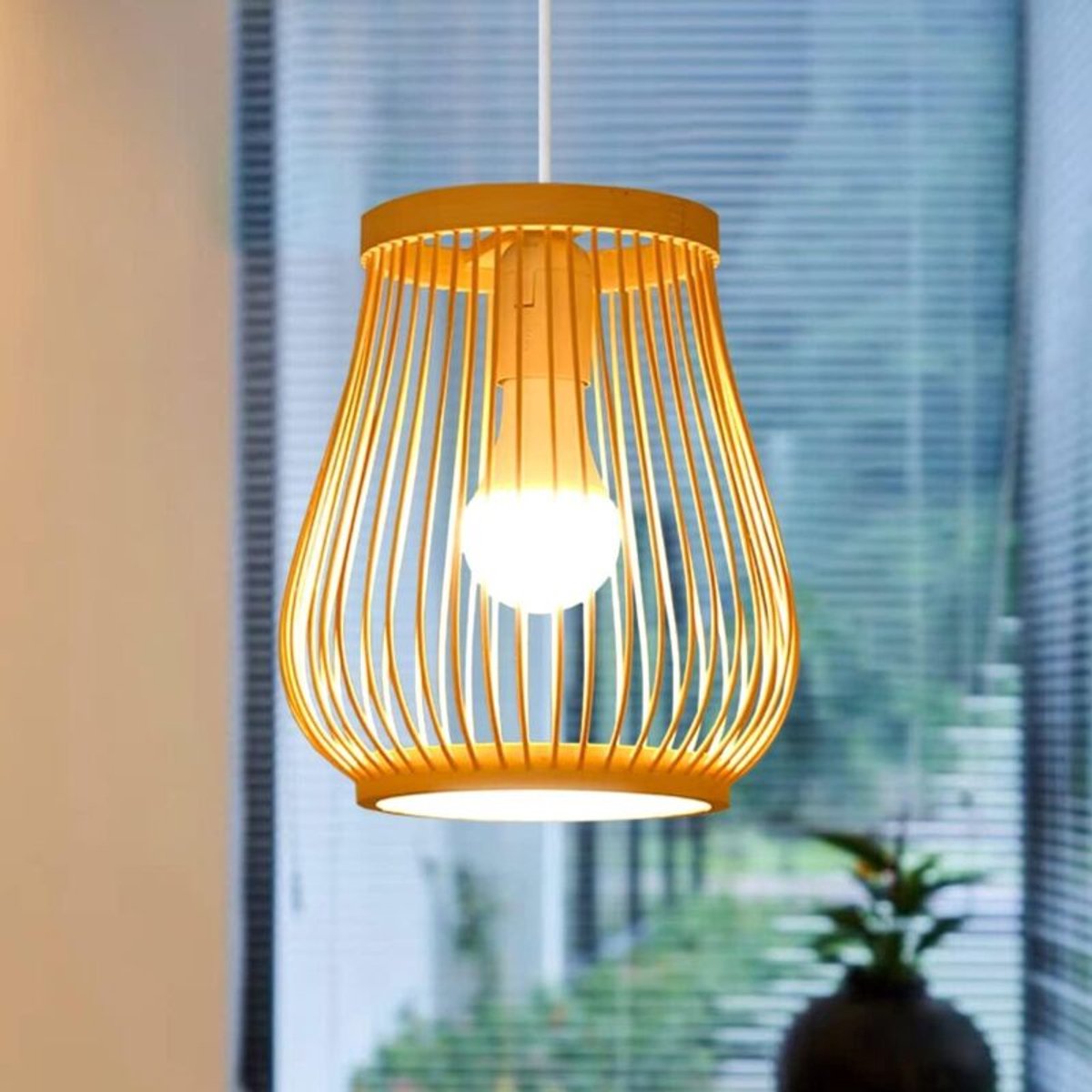 Vazen, kroonluchters, lampenkappen, plafondlampen, hanglampen en decoratieve verlichting van geweven bamboegeschikt voor restaurants, woonkamers, bars, cafés en andere gelegenheden.