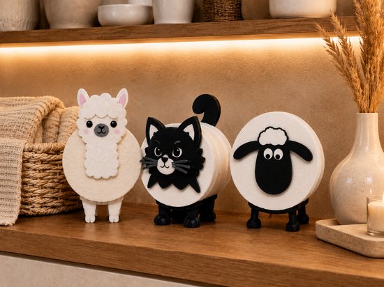 Set van drie toiletrolhouders: een witte alpaca, een zwarte kat en een wit schaap, elk met een toiletrol.