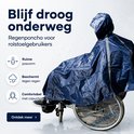 Vrouw in rolstoel met donkerblauwe, ruime regenponcho met capuchon. Tekst: "Blijf droog onderweg".