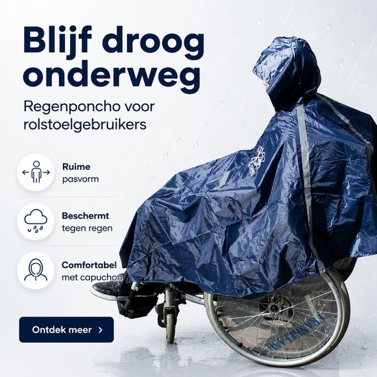 Vrouw in rolstoel met donkerblauwe, ruime regenponcho met capuchon. Tekst: "Blijf droog onderweg".