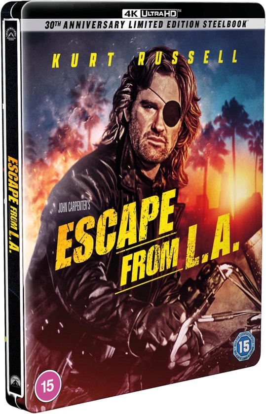 Kurt Russell als Snake Plissken op een motor, voorgrond met tekst 'Escape from L.A.'