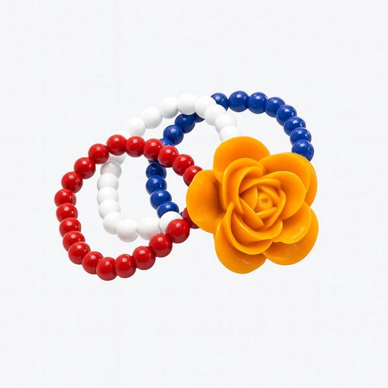 Drie armbanden met rode, witte en blauwe kralen, met een oranje bloem in het midden.