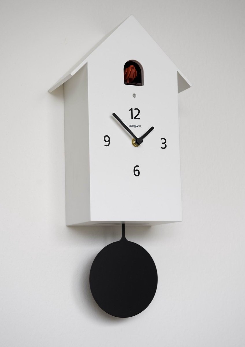Diamantini Domeniconi cucu 217 wit Een strak, wit gespoten houten koekoekshuis met een quartz-uurwerk, een witte slinger en een automatisch uitschakelende koekoeksvogel dankzij de ingebouwde lichtsensor.