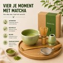 Matcha set in een geschenkverpakking: kom, klopper, lepel, houder en poeder.