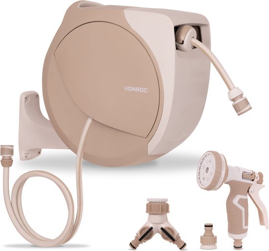 Beige slanghaspel met wandmontage, 20m tuinslang, spuitpistool en 2-weg verdeler.