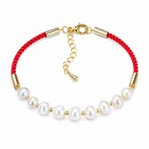 Gouden armband met rood koord en witte zoetwaterparels, gesloten met een karabijnsluiting.