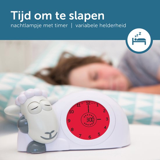 ZAZU slaaptrainer met schaapdesign en gesloten ogen. Rode nachtlampfunctie toont '3:00'. Tekst: 'Tijd om te slapen'.