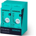 Displaydoos met 10 pakken Siemens EQ series 2-in-1 reinigingstabletten voor volautomatische espressomachines.