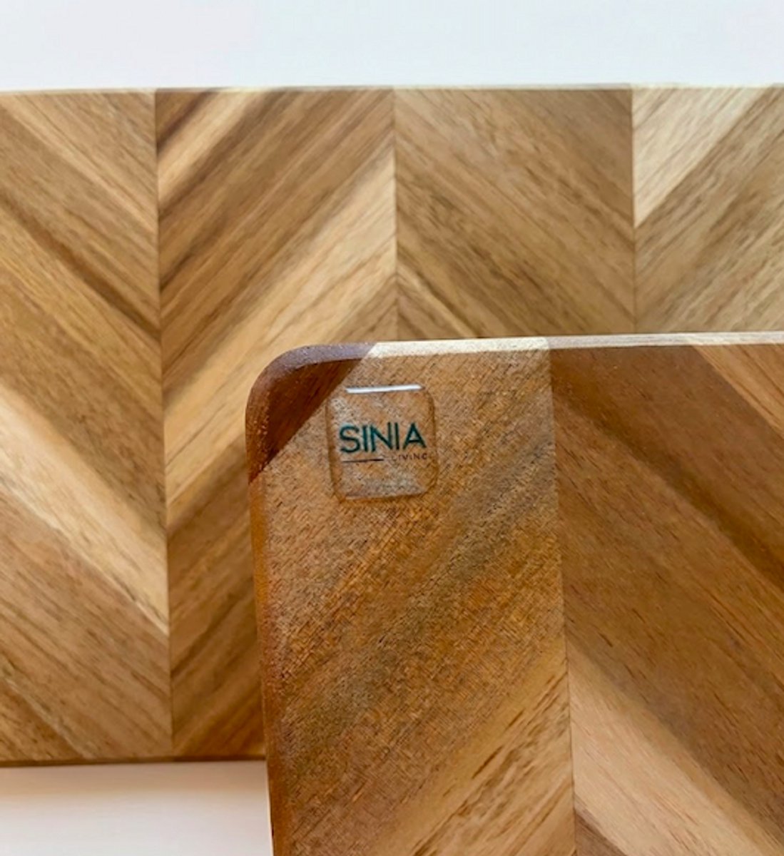 SINIA Living® - Snijplank Acacia - Duurzaam - 29.5 cm x 39.5 cm x 3 cm - Tapasplank - Visgraat - Acaciahout - Houten snijplank - Handgrepen - Handvaten - Hakblok - Extra dik - Snijplanken - Massief - Luxe - borrelplank - Kaasplank - Keuken — cadeau in Kookcadeaus - foto 8