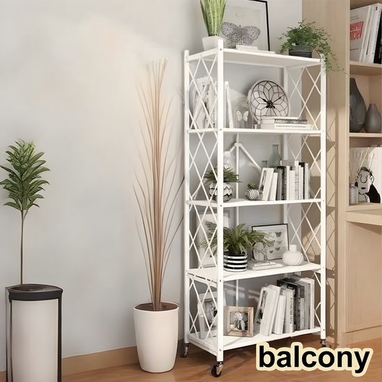 Wit opbergrek met 5 etages, versierd met planten en decoratieve objecten. Het rek is bedoeld voor het balkon.