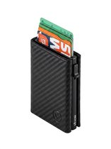 Gesloten zwarte portemonnee met carbonlook, met uitgeschoven bankkaarten.
